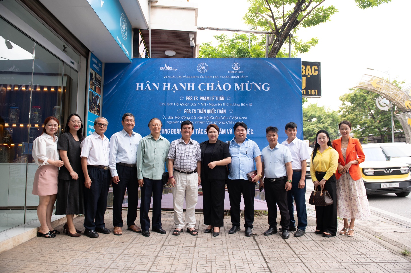 Lãnh đạo Hội Quân Dân Y Việt Nam thăm nhà máy